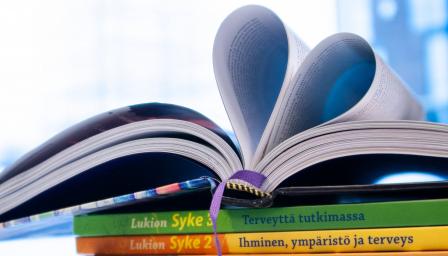 Kirjan sivut muodostavat sydämen.
