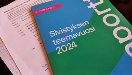 Sivistyksen teemavuosi 2024 -julkaisun kansi, jossa on sinivihreä graafinen tausta ja teksti "KVS 150 vuotta". Julkaisun alla näkyy osa painetusta ohjelmaluettelosta, jonka otsikkona on "Sivistyksen tulevaisuus -seminaari" ja aikataulu kellonaikoineen.