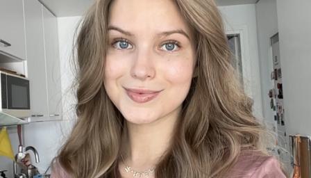 Annika Mattila katsoo kameraan ja hymyilee.