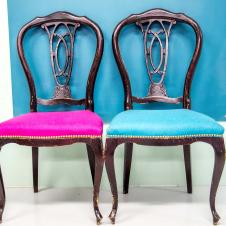 Entisöidyt värikkäät vanhat tuolit.