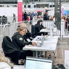 Keskittyneitä opiskelijoita Pori 2022 -kisoissa.