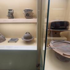 ruuanlaittovälineitä museossa.