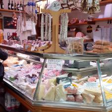 Italialainen ruokatiski kauppahallissa.