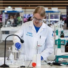 Laboratorioalan kilpailija.