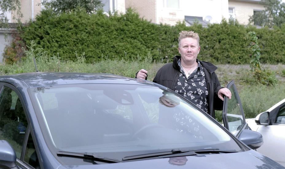 Petteri Niemi seisoo auton vieressä.