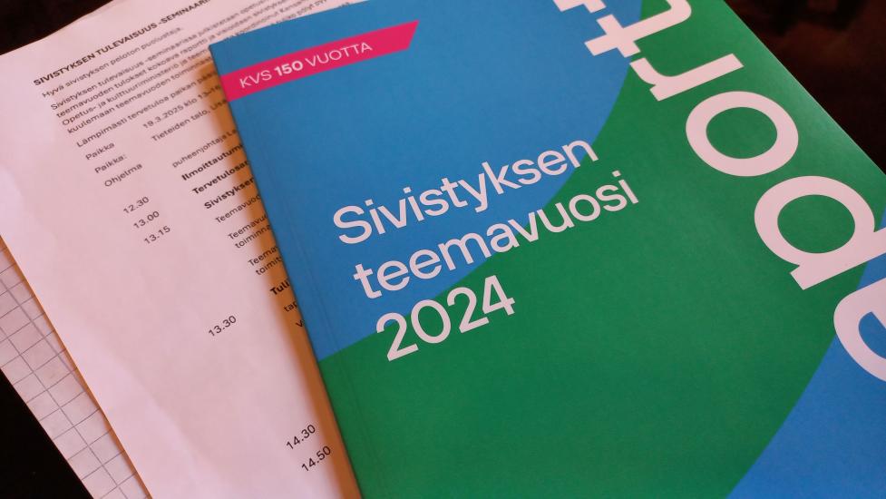 Sivistyksen teemavuosi 2024 -julkaisun kansi, jossa on sinivihreä graafinen tausta ja teksti "KVS 150 vuotta". Julkaisun alla näkyy osa painetusta ohjelmaluettelosta, jonka otsikkona on "Sivistyksen tulevaisuus -seminaari" ja aikataulu kellonaikoineen.