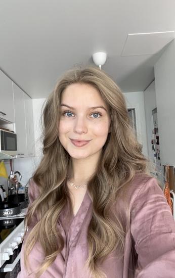 Annika Mattila katsoo kameraan ja hymyilee.