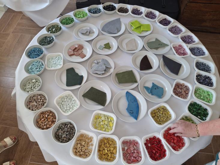 mosaiikin paloja, eri värejä